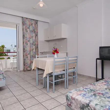 מלון דירות Alexandra 3*